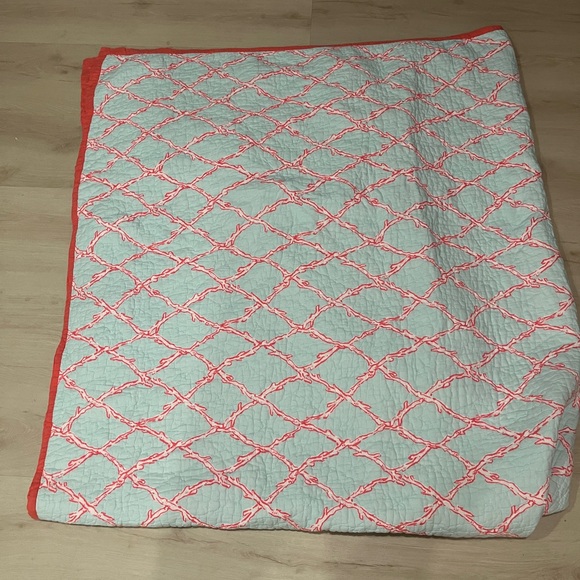 Like new Lily pulitzer reversible full quilt and two euro pillows - Picture 4 of 4